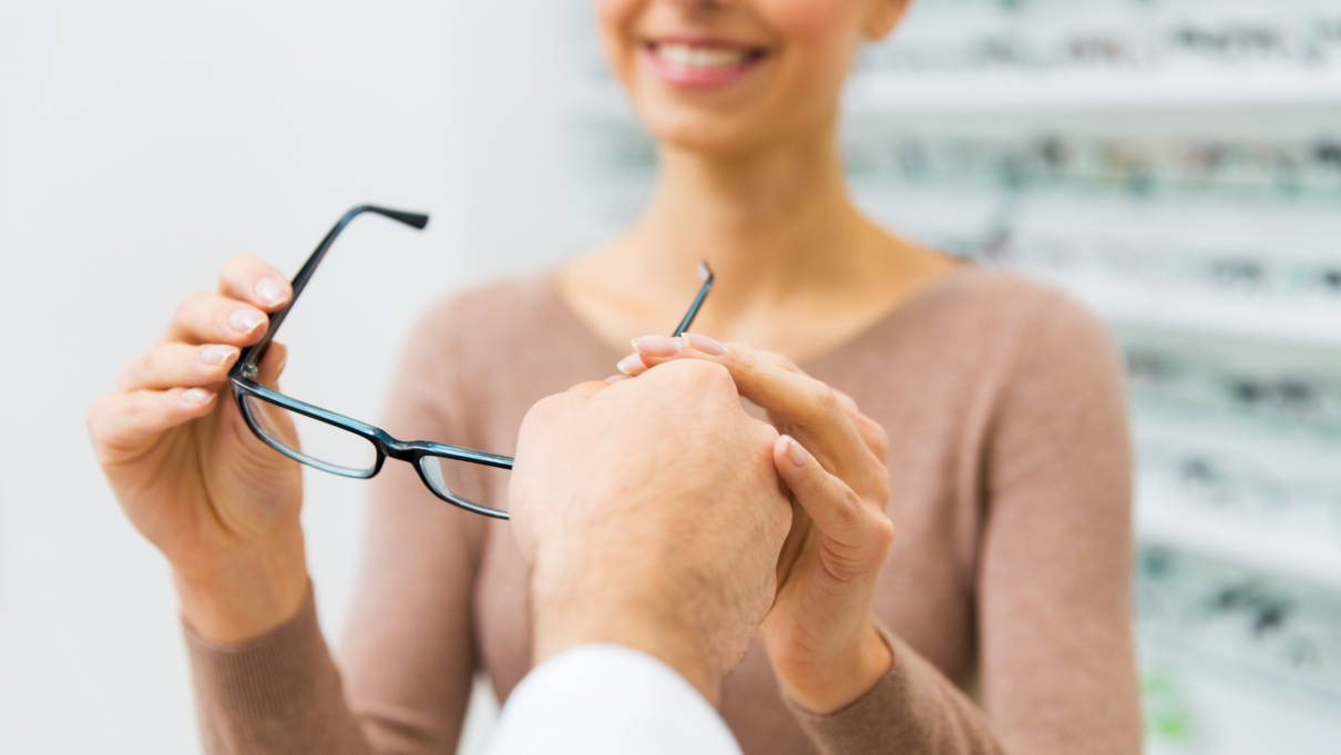 mujer recogiendo gafas progresivas